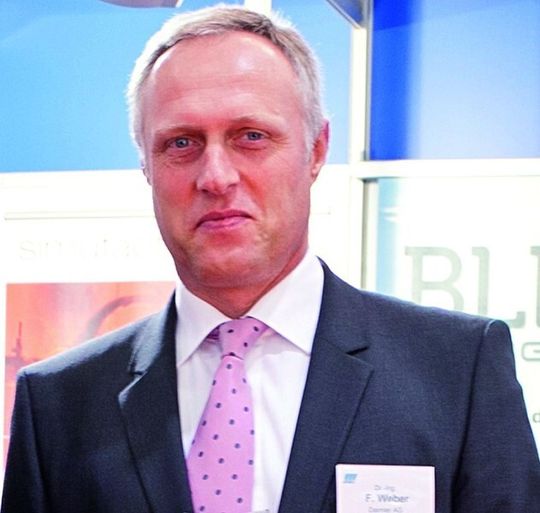 „Automobilhersteller müssen sich prinzipiell, wie auch die Pressen- und Werkzeughersteller, den sich verändernden Rahmenbedingungen anpasse“, konstatiert Dr.-Ing. Frank Weber, Leiter Center Presswerk der Daimler AG. „Automobilhersteller müssen sich prinzipiell, wie auch die Pressen- und Werkzeughersteller, den sich verändernden Rahmenbedingungen anpasse“, konstatiert Dr.-Ing. Frank Weber, Leiter Center Presswerk der Daimler AG.