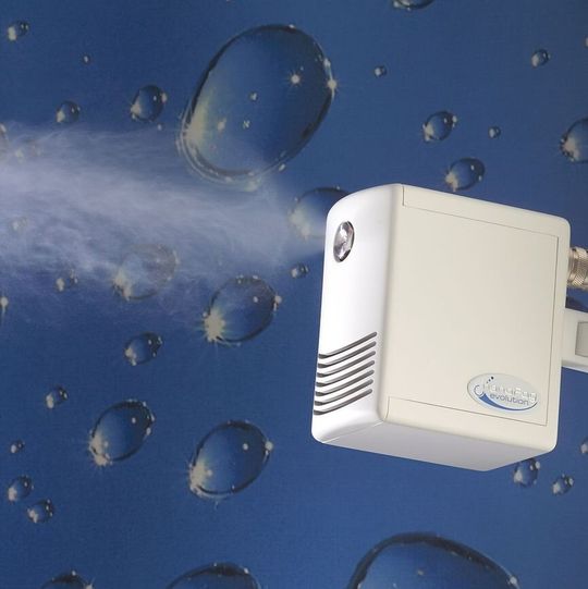 Die Wasservernebelung der kleinen Direktraum-Düsensysteme sichert digital geregelt eine ganzjährig optimale Luftfeuchte von 50 Prozent.