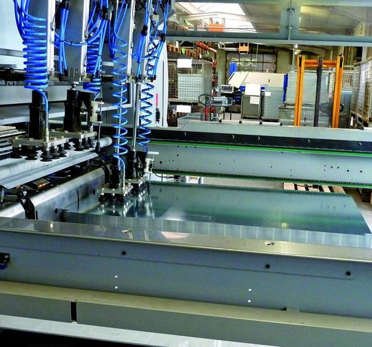 In diesem Fall wird die Platine automatisch von einer Palette in das Biegezentrum geführt. Das erledigen in erster Linie die Vakuumsauggreifer. In diesem Fall wird die Platine automatisch von einer Palette in das Biegezentrum geführt. Das erledigen in erster Linie die Vakuumsauggreifer.