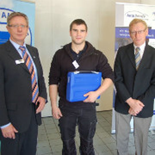 Detlef Schlue (Kfz-Gewerbe NDS, li.) und Wilfried Schröder (Albert Berner, re.) gratulieren dem Landessieger Kilian Rosenberg.