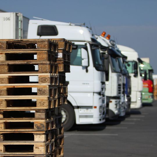 Seit Anfang 2013 können sich Spediteure und Transportunternehmen QS-zertifizieren lassen. Seit Anfang 2013 können sich Spediteure und Transportunternehmen QS-zertifizieren lassen.