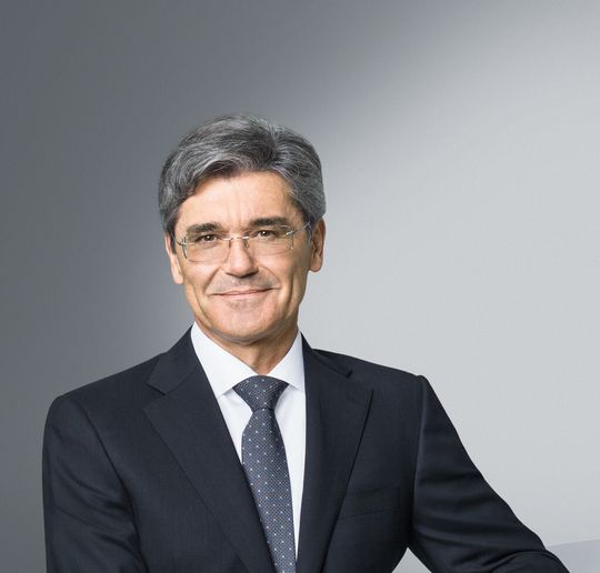 Joe Kaeser, Vorstandsvorsitzender der Siemens AG, hat eine neue Konzernstruktur geschaffen, welche die Regionen stärken und mehr Marktnähe schaffen soll. Joe Kaeser, Vorstandsvorsitzender der Siemens AG, hat eine neue Konzernstruktur geschaffen, welche die Regionen stärken und mehr Marktnähe schaffen soll.