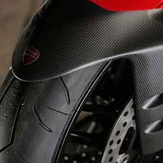 Der Pirelli Diablo Rosso Corsa bringt WM-Technik auf die Straße. Der Pirelli Diablo Rosso Corsa bringt WM-Technik auf die Straße.