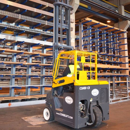Der Combi-CB wurde für das Handling von langen sowie palettierten Waren konzipiert und bietet so einen hohen Grad an Flexibilität. Der Combi-CB wurde für das Handling von langen sowie palettierten Waren konzipiert und bietet so einen hohen Grad an Flexibilität.