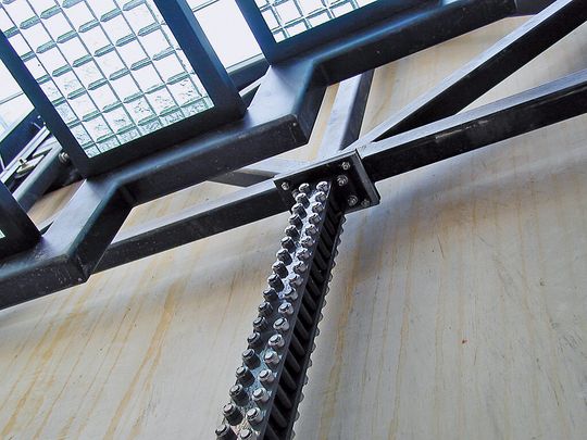 Die Schubkette sorgt in vielen Bereichen und bei unterschiedlichsten Anwendungen für Antrieb. Die Schubkette sorgt in vielen Bereichen und bei unterschiedlichsten Anwendungen für Antrieb.
