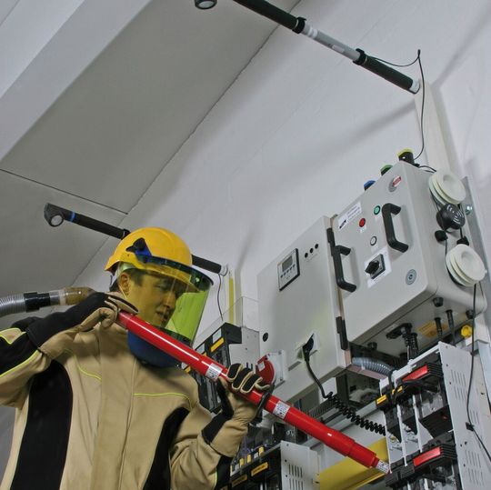Das mobile Störlichtbogenschutzsystem Dehn-Arc und die persönliche Schutzausrüstung Dehn-Care ermöglichen ein sicheres Arbeiten unter Spannung. Das mobile Störlichtbogenschutzsystem Dehn-Arc und die persönliche Schutzausrüstung Dehn-Care ermöglichen ein sicheres Arbeiten unter Spannung.