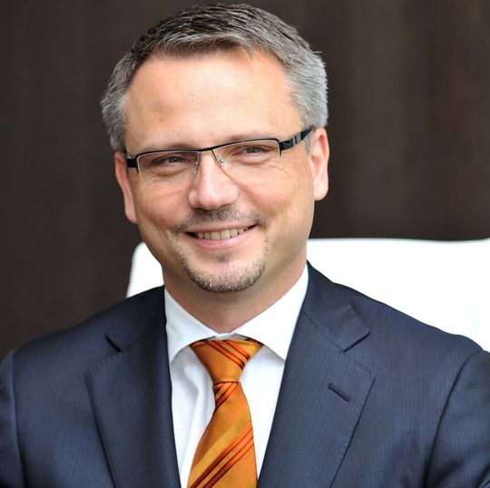 Der promovierte Kernphysiker Friedrich Neumeyer begann seine Karriere als Unternehmensberater bei Mc-Kinsey in Deutschland und den USA. Der promovierte Kernphysiker Friedrich Neumeyer begann seine Karriere als Unternehmensberater bei Mc-Kinsey in Deutschland und den USA.