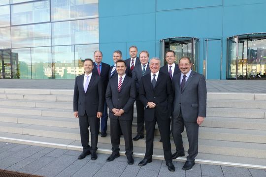 Burkhard Röhrig, Karl Friedrich Schmidt,Thomas Deutschmann, Stefan Freisler, Peter Golz, Martin Hofer, Joern Kowalewski, Uwe Kutschenreiter und Dieter Pesch bilden den neuen VDMA Software Vorstand. Burkhard Röhrig, Karl Friedrich Schmidt,Thomas Deutschmann, Stefan Freisler, Peter Golz, Martin Hofer, Joern Kowalewski, Uwe Kutschenreiter und Dieter Pesch bilden den neuen VDMA Software Vorstand.