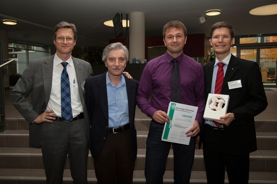Über den 1. Preis freuen sich (v. l. n. r.) Abteilungsleiter Dr. Urs Schneider, Miroslav Miklosovic und Christian Schneider und Dr. Oliver Schwarz. Die IPA-Forscher haben in enger Zusammenarbeit mit Industriepartnern und dem Helmholtz-Institut für Biomedizinische Technik RWTH Aachen eine Produktionsanlage entwickelt, mit der sich Venenklappenprothesen aus PCU automatisiert herstellen lassen. Über den 1. Preis freuen sich (v. l. n. r.) Abteilungsleiter Dr. Urs Schneider, Miroslav Miklosovic und Christian Schneider und Dr. Oliver Schwarz. Die IPA-Forscher haben in enger Zusammenarbeit mit Industriepartnern und dem Helmholtz-Institut für Biomedizinische Technik RWTH Aachen eine Produktionsanlage entwickelt, mit der sich Venenklappenprothesen aus PCU automatisiert herstellen lassen.