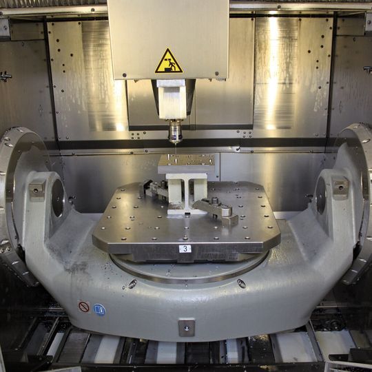 Bild 1: Der große Arbeitsraum des 5-Achsen-CNC-Bearbeitungszentrums C 42 U mit NC-Schwenkrundtisch ist mit einem Paletten-Spannsystem zur Aufnahme von Wechsel-paletten der Größe 630 mm × 630 mm ausgerüstet. Bild 1: Der große Arbeitsraum des 5-Achsen-CNC-Bearbeitungszentrums C 42 U mit NC-Schwenkrundtisch ist mit einem Paletten-Spannsystem zur Aufnahme von Wechsel-paletten der Größe 630 mm × 630 mm ausgerüstet.