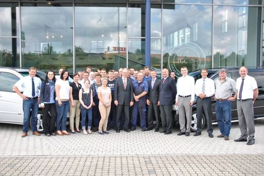 Rangiert bei seinen Kunden, aber auch im internen Niederlassungsvergleich ganz weit oben: Das Team von Mercedes-Benz Mainfranken. Rangiert bei seinen Kunden, aber auch im internen Niederlassungsvergleich ganz weit oben: Das Team von Mercedes-Benz Mainfranken.