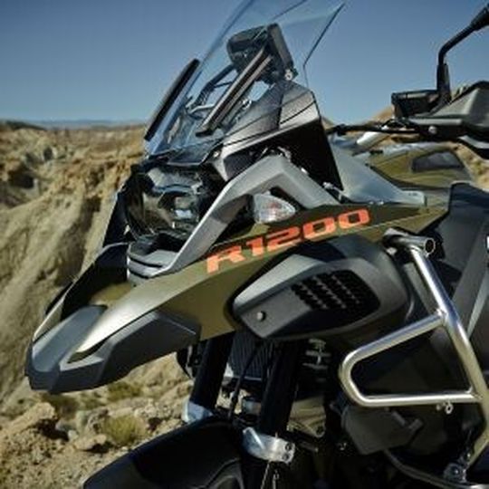 Lässt die Herzen vieler Fernreisebiker höher schlagen: die neue BMW R 1200 GS Adventure. Lässt die Herzen vieler Fernreisebiker höher schlagen: die neue BMW R 1200 GS Adventure.