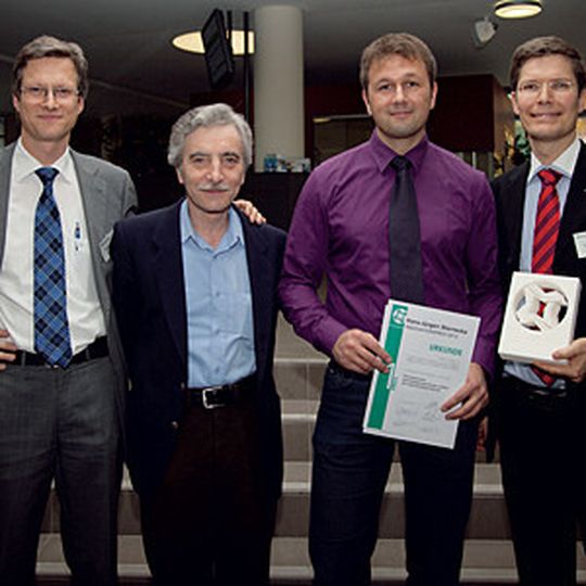 1. Preis: Elastopolymere Venenklappenprothesen mittels 3D-Tröpfchendosiertechnik (v. l. n. r.: Abteilungsleiter Dr. Urs Schneider, Miroslav Miklosovic und Christian Schneider und Dr. Oliver Schwarz). 1. Preis: Elastopolymere Venenklappenprothesen mittels 3D-Tröpfchendosiertechnik (v. l. n. r.: Abteilungsleiter Dr. Urs Schneider, Miroslav Miklosovic und Christian Schneider und Dr. Oliver Schwarz).
