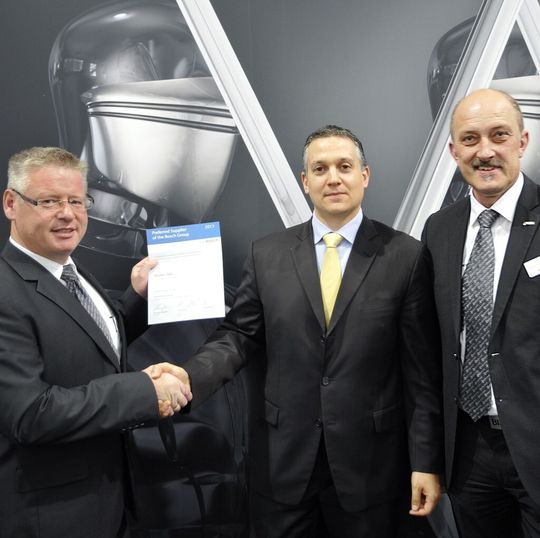 Hubert Auer (l.) und Herbert Schmidt (beide Walter) erhalten von Giari Fiorucci (Mitte) die Urkunde „Vorzugslieferant der Robert Bosch GmbH“. Hubert Auer (l.) und Herbert Schmidt (beide Walter) erhalten von Giari Fiorucci (Mitte) die Urkunde „Vorzugslieferant der Robert Bosch GmbH“.