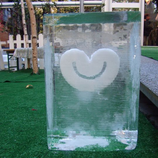 Eine Eisskulptur kurz nach der Anlieferung in Hamburg. Eine Eisskulptur kurz nach der Anlieferung in Hamburg.