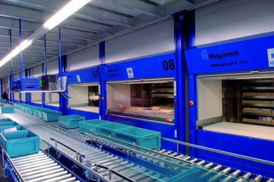 Intermed setzt zehn Megalift FSE von Megamat ein, um etwa 11000 Arztpraxen mit Praxiszubehör im 18-Stunden-Service zu versorgen. Bild: Megamat Intermed setzt zehn Megalift FSE von Megamat ein, um etwa 11000 Arztpraxen mit Praxiszubehör im 18-Stunden-Service zu versorgen. Bild: Megamat