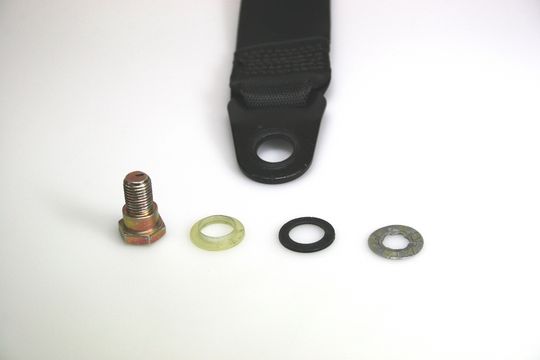 1 Fertigung für den Einsatz: (a) Die vormontierte Komponente Schraube + Clip als Schraubverbindung für mehr Sicherheit; (b) Montage mit Fehlermöglichkeiten. Bilder: Kamax 1 Fertigung für den Einsatz: (a) Die vormontierte Komponente Schraube + Clip als Schraubverbindung für mehr Sicherheit; (b) Montage mit Fehlermöglichkeiten. Bilder: Kamax