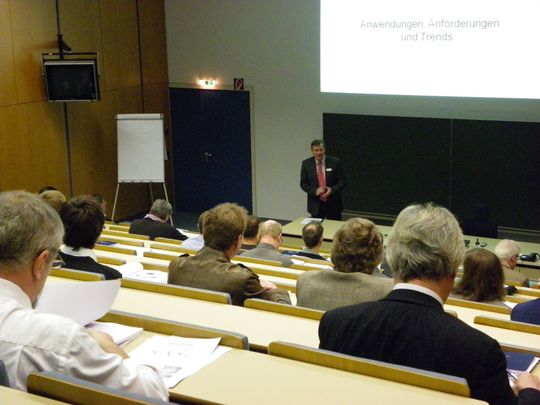 Bild 1: Eröffnung des Kabelsymposiums durch Hans Joachim Mesenholl, TAE Bild 1: Eröffnung des Kabelsymposiums durch Hans Joachim Mesenholl, TAE