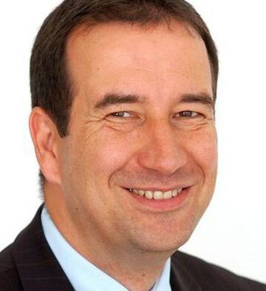 Ulrich Schwarz, Sales & Marketing Director bei TDK-Lambda Germany, ist seit knapp 20 Jahren im Bereich Stromversorgungen tätig und davon nun schon über 16 Jahre bei TDK-Lambda bzw. den Rechtsvorgängern (Hinweis: Als Herr Schwarz anfing hieß die Firma Lambda Electronics GmbH wurde kurzzeitig in Powerware GmbH umbenannt, um dann 2004 wider unter Lambda GmbH zu firmieren.Nun seit 2008 aber bekannt als TDK-Lambda Germany GmbH). Angefangen hat er als Verkaufsberater im Außendienst für den Raum Süd-Bayern und ist dann über die Aufgabe des Key-Account-Managers 2003 zum Vertriebsleiter aufgestiegen. Er liebt es im Team technische Kundenlösungen zu erarbeiten und die Weiterentwicklung des Teams und der Firma zu unterstützen und zu gestalten.