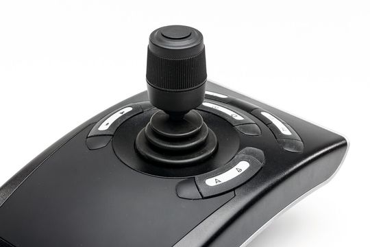 Bedienelemente: Eingebauter Fingerjoystick in einem Kamera- steuerungsgerät Bedienelemente: Eingebauter Fingerjoystick in einem Kamera- steuerungsgerät