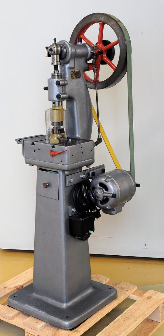 Etampa zeigt auf der Blechexpo eine Kleinpresse der Bieler Firma Müller SA aus den 50er-Jahren: Presskraft ca. eine Tonne. Etampa zeigt auf der Blechexpo eine Kleinpresse der Bieler Firma Müller SA aus den 50er-Jahren: Presskraft ca. eine Tonne.