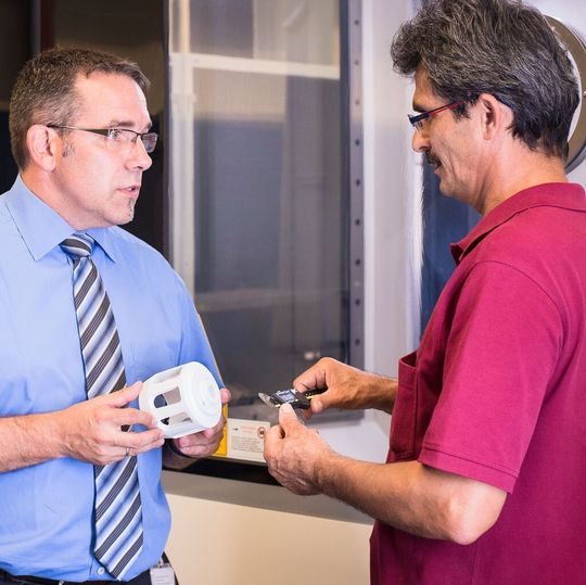 Vertriebsleiter Werner Frick bespricht mit Produktionsmitarbeiter Talat Davarci die Fertigung von Komponenten für Rührwerkskugelmühlen.