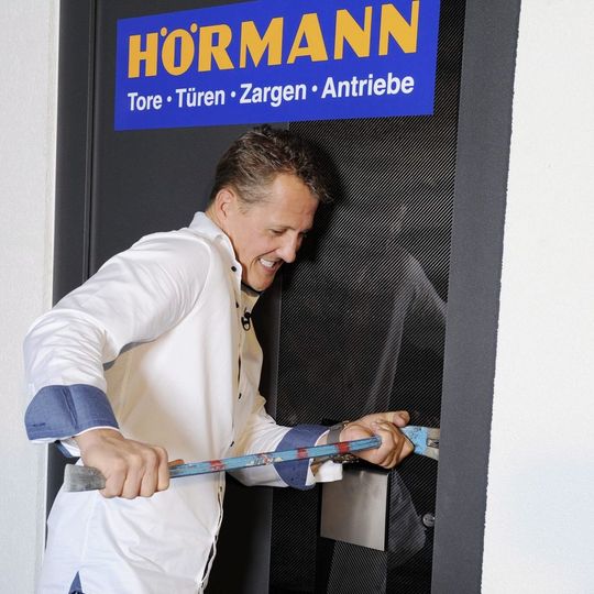 Beim Versuch, die neue Haustür Thermo Carbon aufzubrechen, musste Hörmann-Markenbotschafter Michael Schumacher feststellen: „Die Tür ist unkaputtbar!“ Beim Versuch, die neue Haustür Thermo Carbon aufzubrechen, musste Hörmann-Markenbotschafter Michael Schumacher feststellen: „Die Tür ist unkaputtbar!“