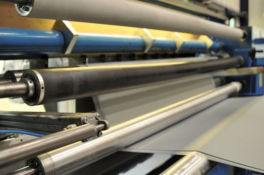 Halbzeuge: Herstellung von mehrlagigen Dichtfolien. Substrate werden mit hoher Genauigkeit in die Vulkanisation eingeführt. Halbzeuge: Herstellung von mehrlagigen Dichtfolien. Substrate werden mit hoher Genauigkeit in die Vulkanisation eingeführt.