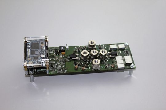 Entwärmung: Die gesamte Einheit der Motorensteuerung lässt sich dank HSMtec auf einer einzigen Leiterplatte unterbringen. Entwärmung: Die gesamte Einheit der Motorensteuerung lässt sich dank HSMtec auf einer einzigen Leiterplatte unterbringen.