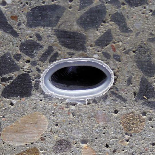 Rohre: In aushärtendem Beton können sich die biegsam sich selbst zurückbildenden Rohre in der Regel nicht mehr wieder auf die geforderten 90% zurückbilden. Das Einziehen von Leitungen in die dauerhaft verformten Rohre ist unmöglich oder nur mit hohen Aufwand zu realisieren. Rohre: In aushärtendem Beton können sich die biegsam sich selbst zurückbildenden Rohre in der Regel nicht mehr wieder auf die geforderten 90% zurückbilden. Das Einziehen von Leitungen in die dauerhaft verformten Rohre ist unmöglich oder nur mit hohen Aufwand zu realisieren.