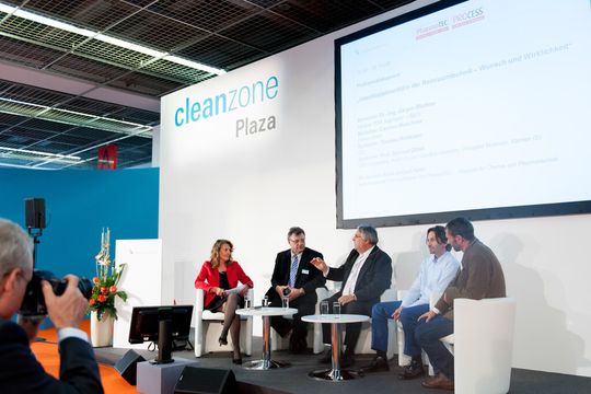 Lebhafte Debatte auf der Podiumsdiskussion der Cleanzone (v.l.nr.): Diskussionsleitung Anke Geipel-Kern (Stellvertretende Chefredakteurin PharmaTEC), Jürgen Blattner (BSR Ingenieur-Büro), Prof. Gernod Dittel (Dittel Engineering), Carsten Moschner (Dastex), Thomas Wollstein (VDI). Lebhafte Debatte auf der Podiumsdiskussion der Cleanzone (v.l.nr.): Diskussionsleitung Anke Geipel-Kern (Stellvertretende Chefredakteurin PharmaTEC), Jürgen Blattner (BSR Ingenieur-Büro), Prof. Gernod Dittel (Dittel Engineering), Carsten Moschner (Dastex), Thomas Wollstein (VDI).