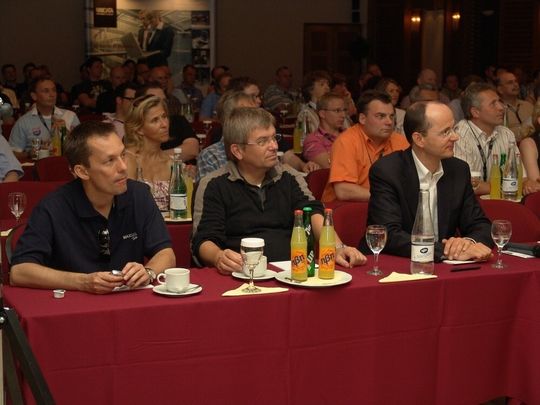 Channel- und Distributions-Chef Frank Kwasnitza (links), Sprecher des Vorstandes Thomas Stiegler (Mitte) und Marketing-Leiter Markus Ernesti (rechts) saßen auf dem Business-Partner-Kongress ganz vorne. Channel- und Distributions-Chef Frank Kwasnitza (links), Sprecher des Vorstandes Thomas Stiegler (Mitte) und Marketing-Leiter Markus Ernesti (rechts) saßen auf dem Business-Partner-Kongress ganz vorne.