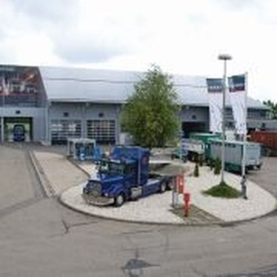 Das Ein-Wege-System bei der Stegmaier Nutzfahrzeug GmbH verhindert, dass Trucker auf dem Betriebshof rangieren müssen. Das Ein-Wege-System bei der Stegmaier Nutzfahrzeug GmbH verhindert, dass Trucker auf dem Betriebshof rangieren müssen.