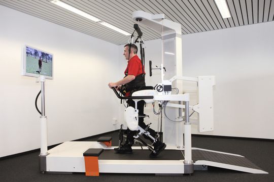 Das Lokomat-System ist eine angetriebene Gangorthese, die das Führen der Beine von gehbehinderten Patienten auf dem Laufband automatisiert. Das Lokomat-System ist eine angetriebene Gangorthese, die das Führen der Beine von gehbehinderten Patienten auf dem Laufband automatisiert.