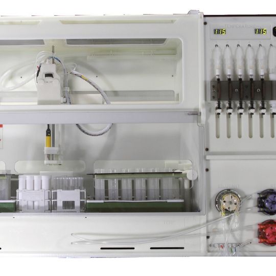 Abb. 1: Das Vulcan 84 – ein Beispiel für einen verbesserten Säureaufschluss im offenen Gefäß durch Automatisierung des Heizblock-Systems. Abb. 1: Das Vulcan 84 – ein Beispiel für einen verbesserten Säureaufschluss im offenen Gefäß durch Automatisierung des Heizblock-Systems.