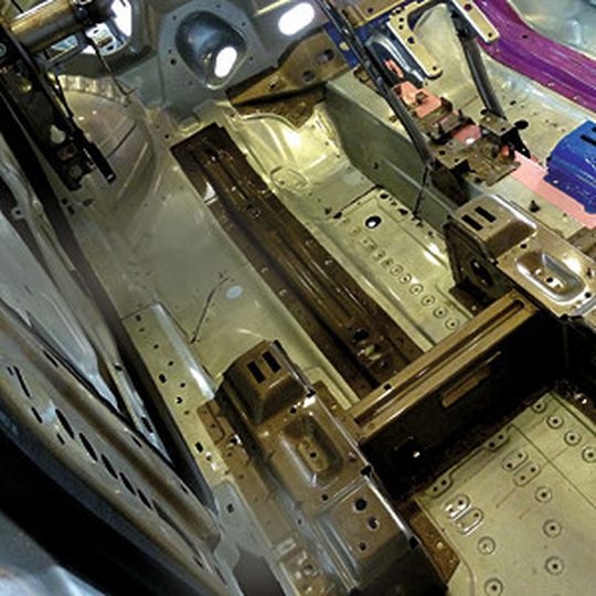 Die Presse mit entsprechender Automation kannn mehrere Lagen vom Coil „aufeinanderlegen“, anschließend die Bauteile stanzen und sie toleranzgerecht umbördeln. Die Presse mit entsprechender Automation kannn mehrere Lagen vom Coil „aufeinanderlegen“, anschließend die Bauteile stanzen und sie toleranzgerecht umbördeln.