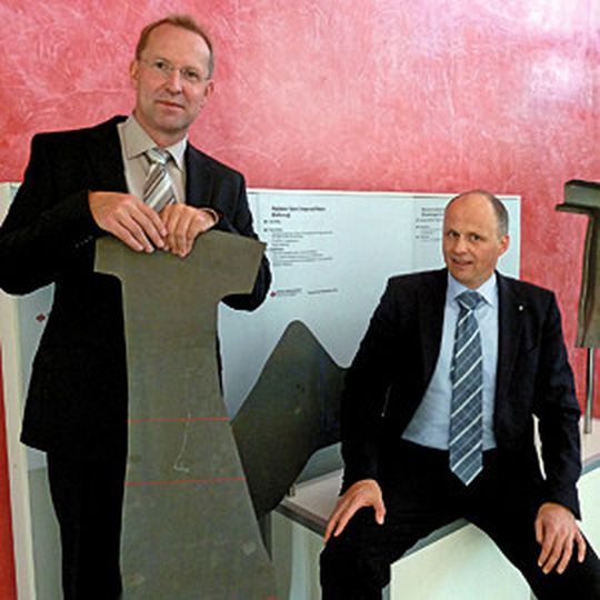 Neuen Benchmark für die Warmumformung gesetzt: Norbert Fenger (l.), Senior Manager Hot Forming bei der Thyssen-Krupp System Engineering GmbH, und Thomas Finkler, Business Development Manager Warmumformung, ebenfalls bei Thyssen-Krupp System Engineering in Wadern-Lockweiler. Neuen Benchmark für die Warmumformung gesetzt: Norbert Fenger (l.), Senior Manager Hot Forming bei der Thyssen-Krupp System Engineering GmbH, und Thomas Finkler, Business Development Manager Warmumformung, ebenfalls bei Thyssen-Krupp System Engineering in Wadern-Lockweiler.