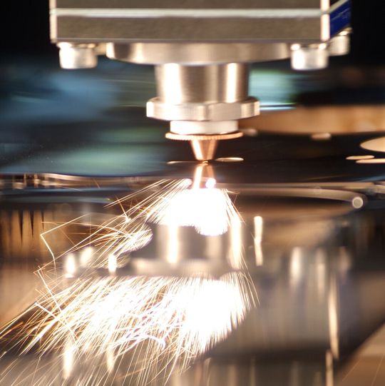 Das Produktspektrum wurde schnell um hocheffiziente Laserschneid- und Laserschweißzellen erweitert. Das Produktspektrum wurde schnell um hocheffiziente Laserschneid- und Laserschweißzellen erweitert.