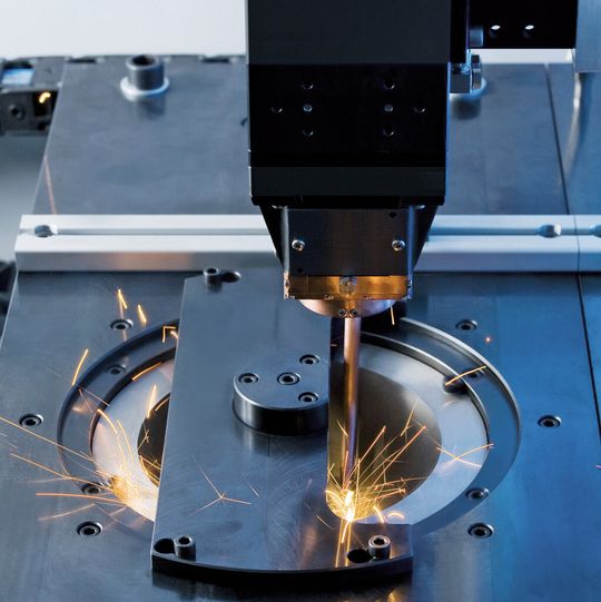 Bild 1: Laserschweißen eines Synchronrads auf ein Zahnrad. Der Faserlaser in der ELC-160-Anlage sorgt für halbierte Betriebskosten. Bild 1: Laserschweißen eines Synchronrads auf ein Zahnrad. Der Faserlaser in der ELC-160-Anlage sorgt für halbierte Betriebskosten.