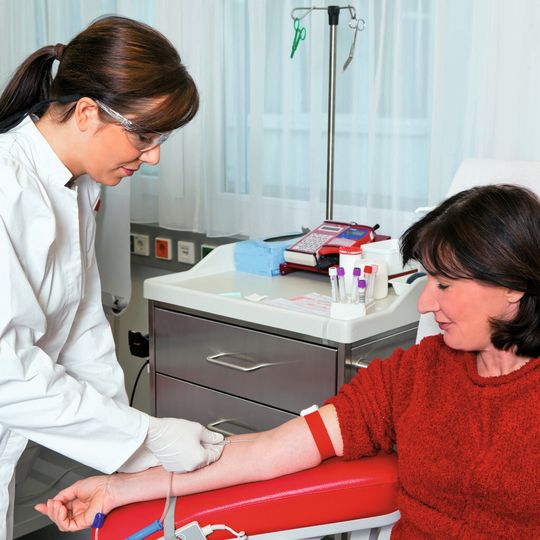 Abb. 1: Durch Nadeln sind die Mitarbeiter bei der Blutabnahme Gefahren ausgesetzt. Abb. 1: Durch Nadeln sind die Mitarbeiter bei der Blutabnahme Gefahren ausgesetzt.