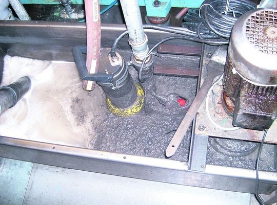 Bild 1: Vorratstank mit Pumpstation zur Versorgung der DFF-Filteranlage. Bild 1: Vorratstank mit Pumpstation zur Versorgung der DFF-Filteranlage.
