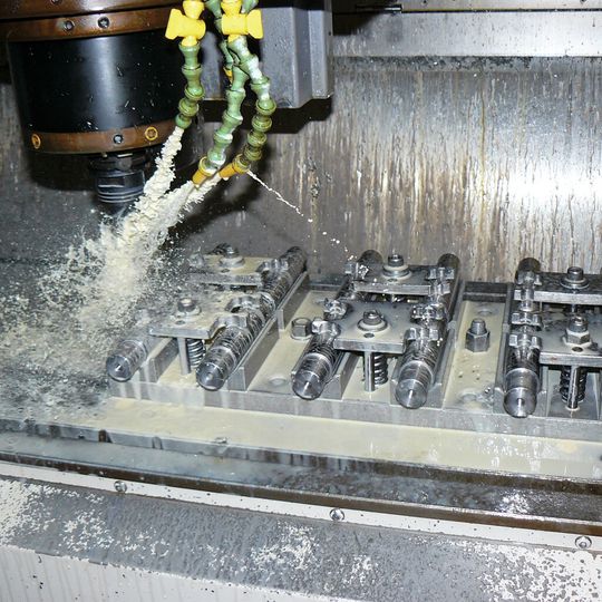 Bild 1: Zwölf in einer Aufspannung: Statt wie bisher in 7 min werden die Bolzen jetzt in 2 min gefertigt. Nach 2800 Bauteilen sieht die Schneide aus wie neu. Bild 1: Zwölf in einer Aufspannung: Statt wie bisher in 7 min werden die Bolzen jetzt in 2 min gefertigt. Nach 2800 Bauteilen sieht die Schneide aus wie neu.