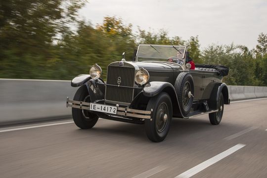 Den Strom brachte Bosch schon vor 100 Jahren ins Auto: Ein Generator betrieb 1913 den ersten elektrischen Scheinwerfer der Welt, das Bosch-Licht. Den Strom brachte Bosch schon vor 100 Jahren ins Auto: Ein Generator betrieb 1913 den ersten elektrischen Scheinwerfer der Welt, das Bosch-Licht.