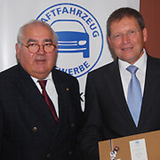 Risiken entschärfen: Reimer Offenborn (li.), Pressebeauftragter der Kfz-Innung Flensburg, und Manfred Müller, Risikoexperte von der Lufthansa. Risiken entschärfen: Reimer Offenborn (li.), Pressebeauftragter der Kfz-Innung Flensburg, und Manfred Müller, Risikoexperte von der Lufthansa.