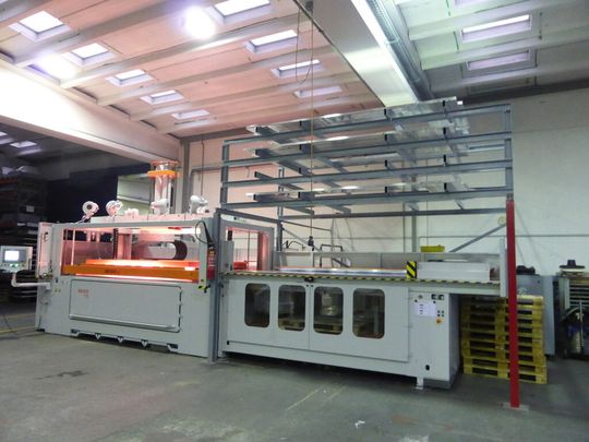 Die wahrscheinlich grösste Tiefziehmaschine der Schweiz. Die wahrscheinlich grösste Tiefziehmaschine der Schweiz.