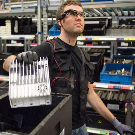 Xpick in der industriellen Anwendung mit einer Datenbrille. Xpick in der industriellen Anwendung mit einer Datenbrille.