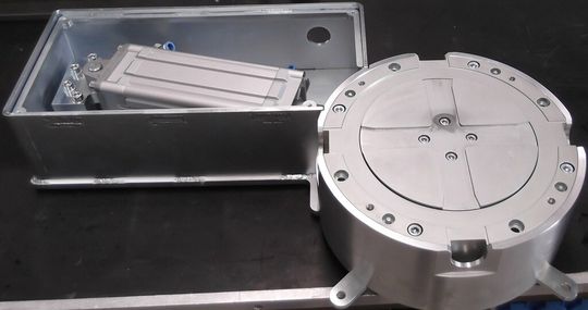 Angetriebene Quadroweiche für RundSchiene 40 – das gesamte System wird bodenschlüssig im Hallenboden verlegt.