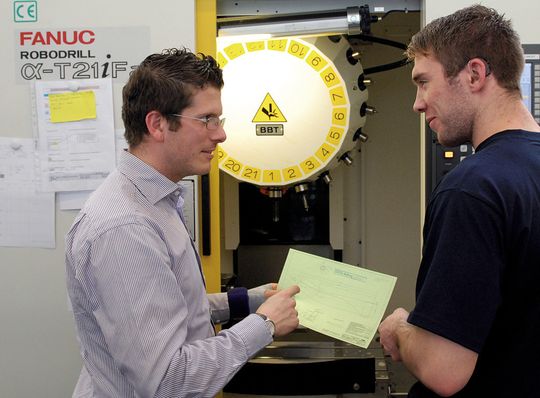 Neues 4-Achs-Bearbeitungszentrum: Diplom-Ingenieur Stefan Gibbert (li.) im Gespäch mit einem Maschinenbediener. Neues 4-Achs-Bearbeitungszentrum: Diplom-Ingenieur Stefan Gibbert (li.) im Gespäch mit einem Maschinenbediener.