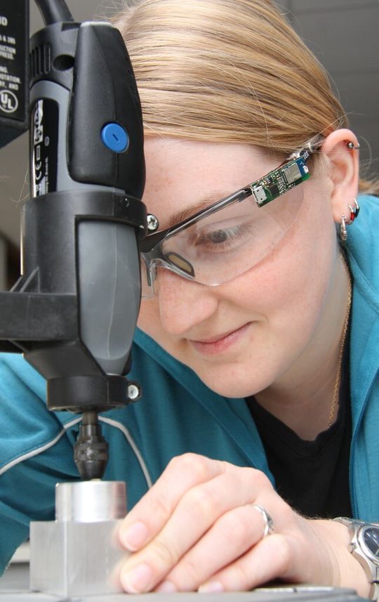Elektrotechnik-Studierende der TU Darmstadt haben eine intelligente Schutzbrille entwickelt, die mit einer Sensorik ausgerüstet ist, die erkennt ob sie getragen wird. Elektrotechnik-Studierende der TU Darmstadt haben eine intelligente Schutzbrille entwickelt, die mit einer Sensorik ausgerüstet ist, die erkennt ob sie getragen wird.