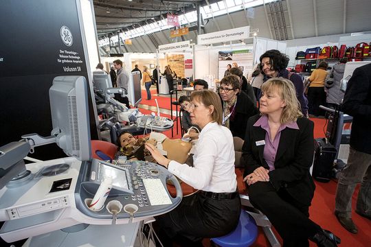 Direkter geht nicht: Die unmittelbare Begegnung mit Ärzten als potenziellen Kunden macht den hohen Aufwand für eine Messe häufig mehr als wett. Direkter geht nicht: Die unmittelbare Begegnung mit Ärzten als potenziellen Kunden macht den hohen Aufwand für eine Messe häufig mehr als wett.
